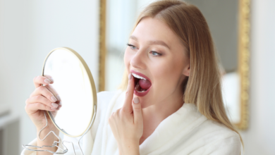 Como prevenir a descoloração dos dentes causada pelo chá e café